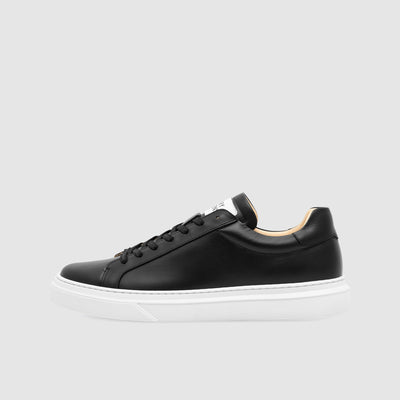 Women's sneakers in black